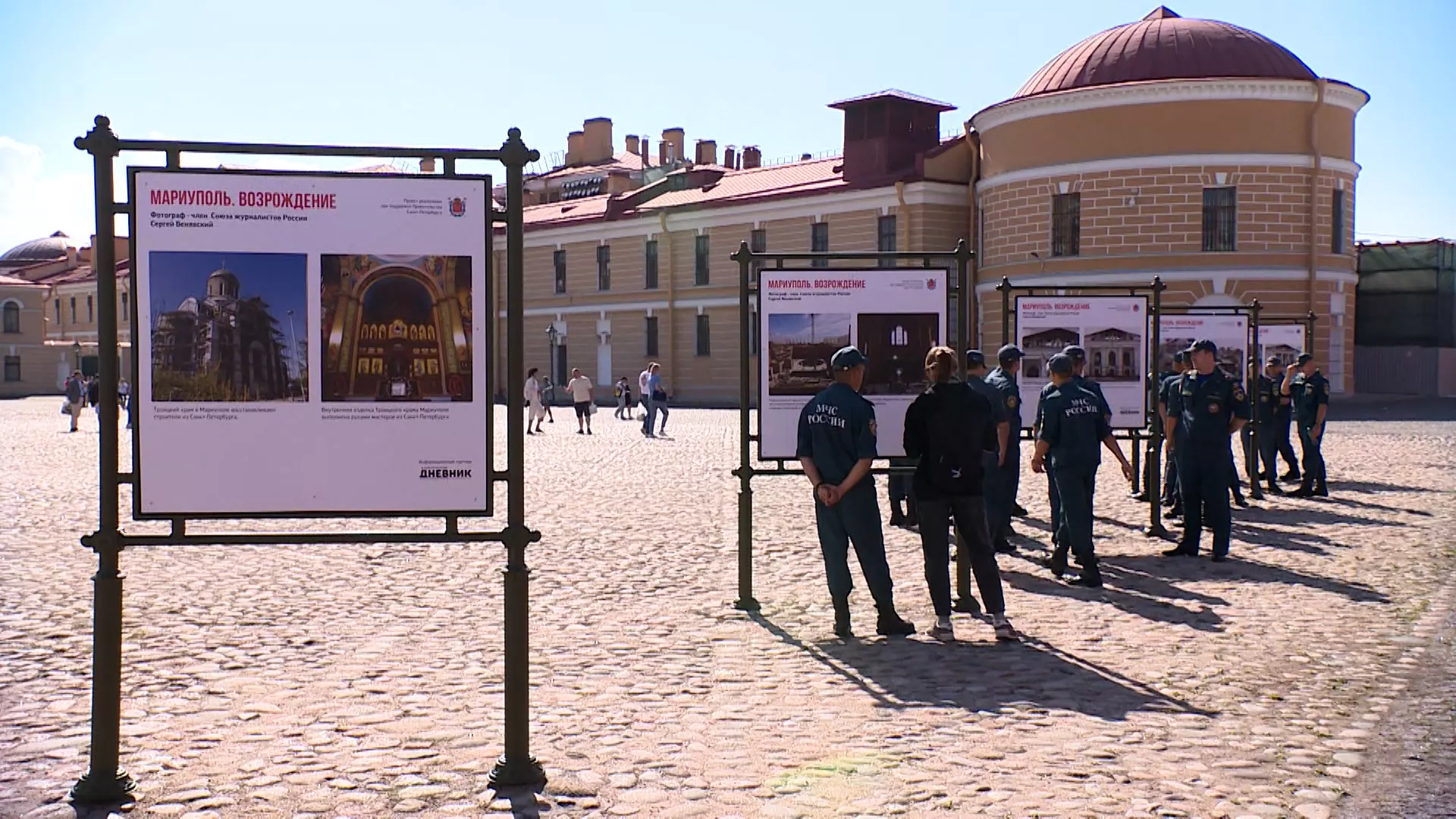 Фотовыставка «Мариуполь. Возрождение» открылась на Соборной площади Петропавловской крепости