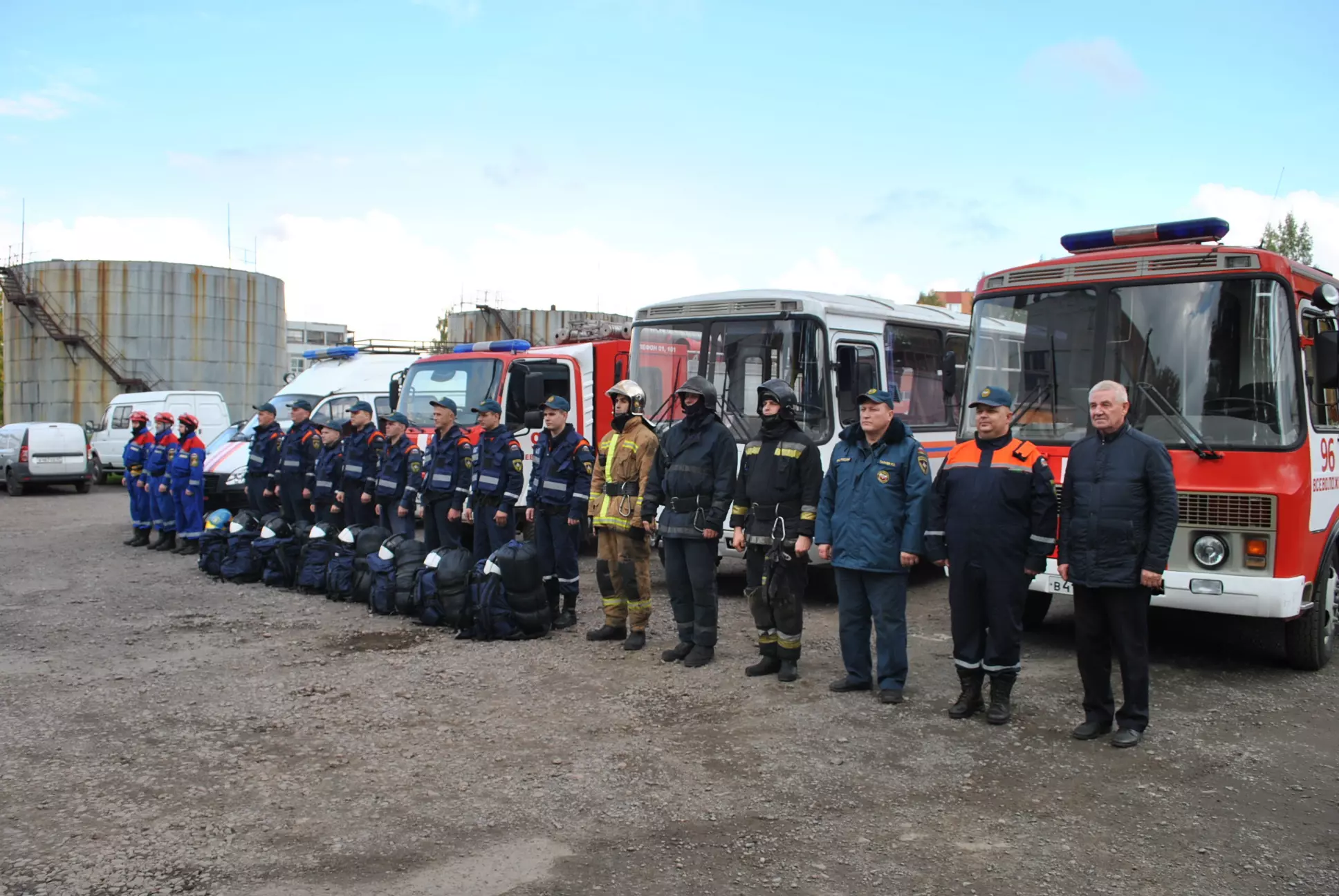 В лесах Лужского района прошли учения по спасению людей 