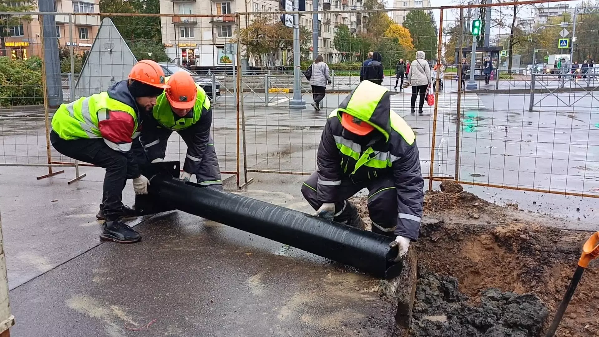 На проспекте Науки  готовят фундамент для установки опор