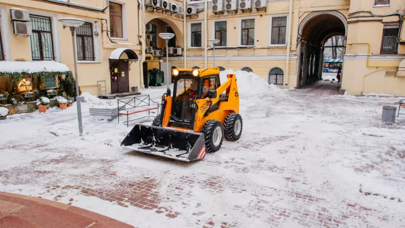 В Петербурге намерены привлекать студентов к расчистке от снега платных парковок