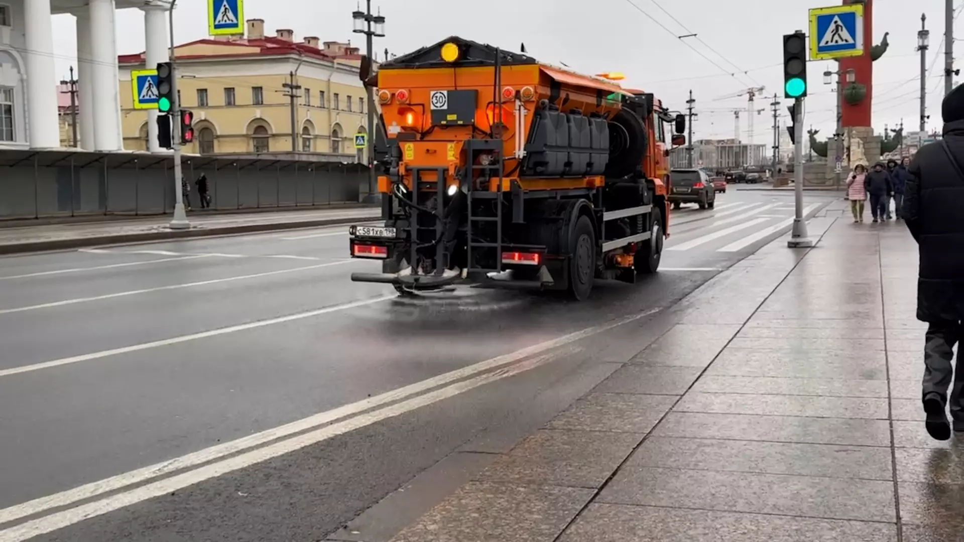 На борьбу с непогодой вышли петербургские коммунальщики