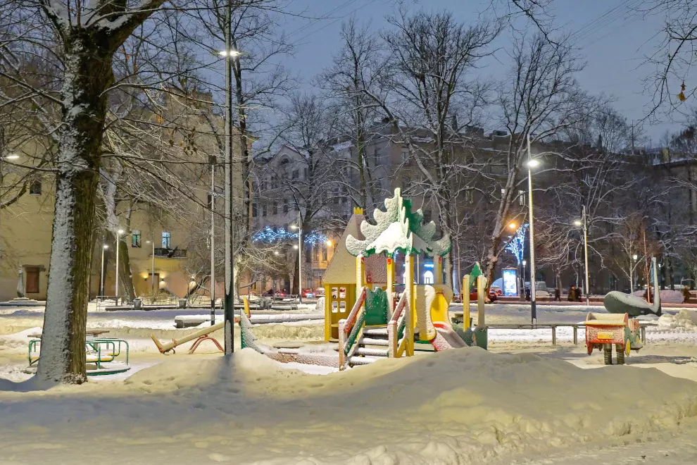 В сквере Андрея Петрова  завершена реконструкция наружного освещения