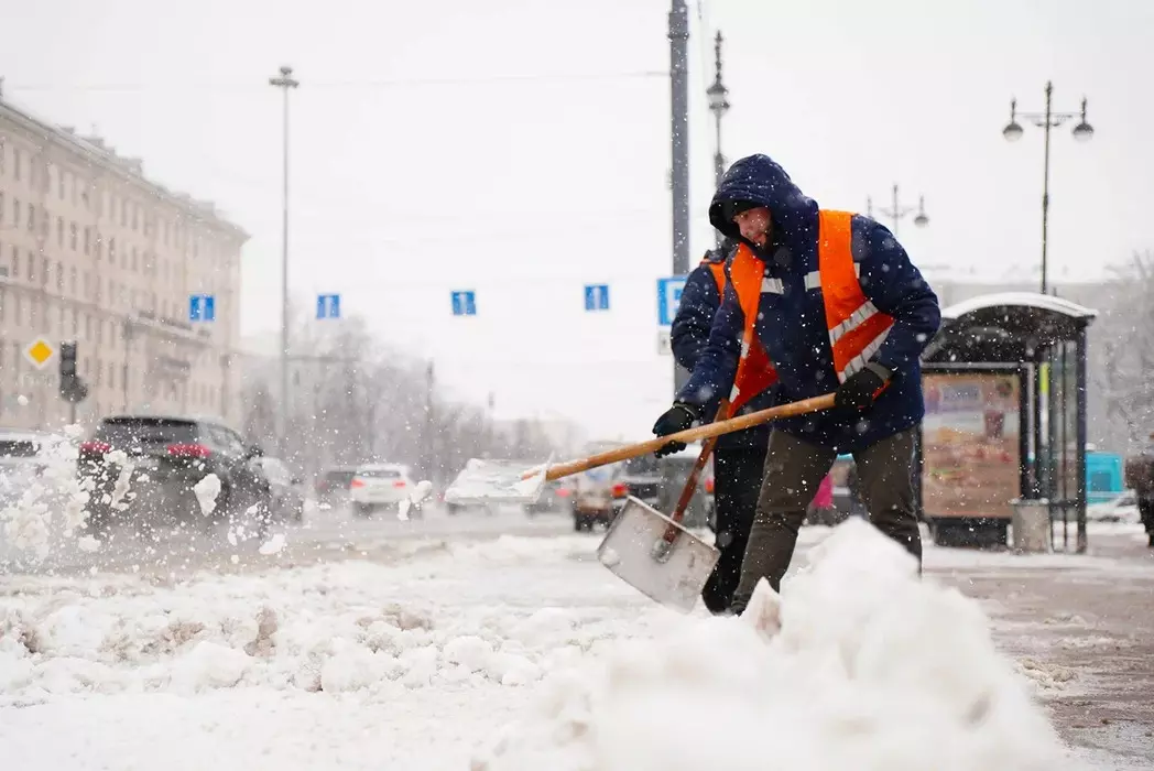 Петербург продолжает бороться с последствиями мощного снегопада