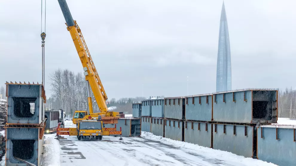 На строительную площадку автомагистрали М-32 доставлена первая партия деталей для путепровода