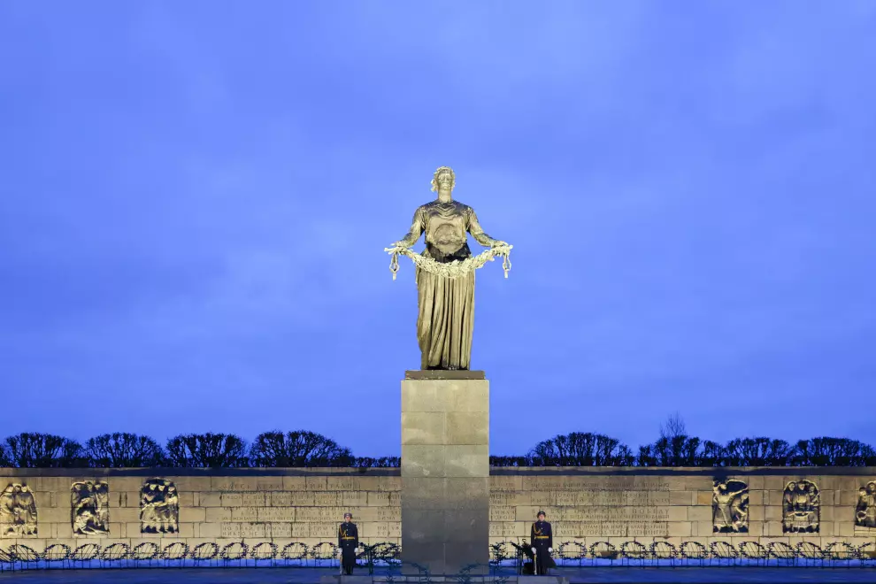 На Аллее Памяти Пискаревского мемориального кладбища открыли мемориальную плиту