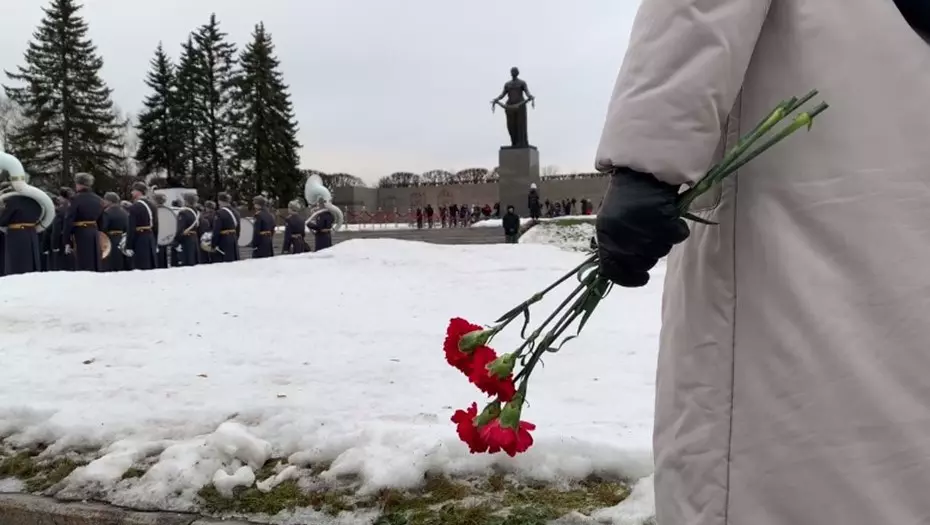 На Пискаревском мемориальном кладбище прошла торжественно-траурная церемония