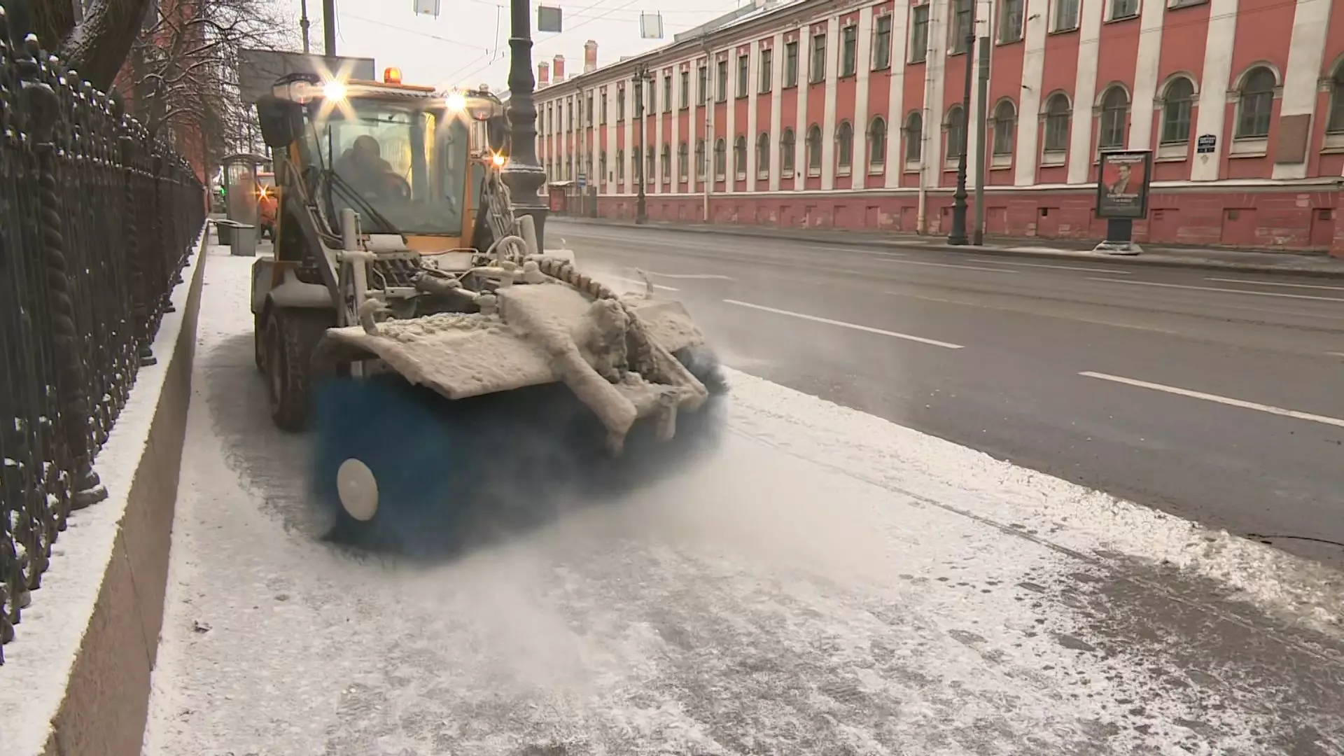 Коммунальные службы города продолжают работу в усиленном режиме