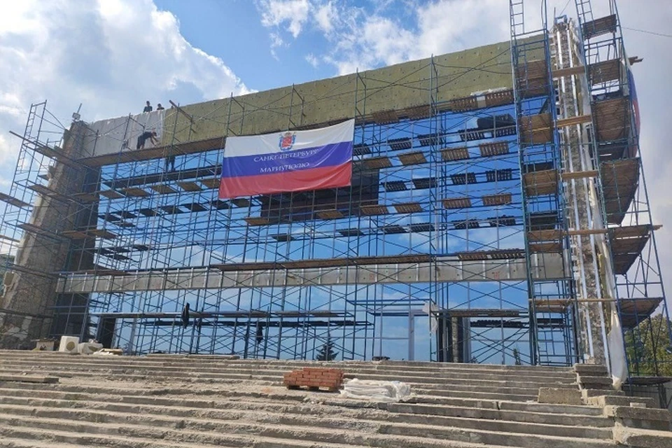 Петербургские специалисты завершают работы по восстановлению кинотеатра в Мариуполе
