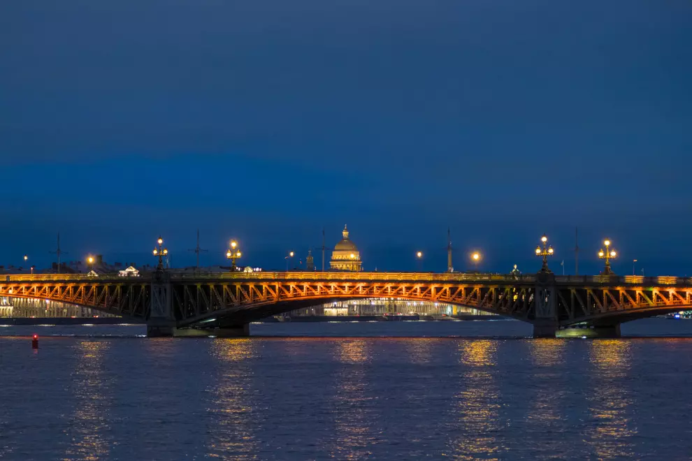 В дни празднования 80-летия Победы центральные мосты будут подсвечены в цветах Георгиевской ленты