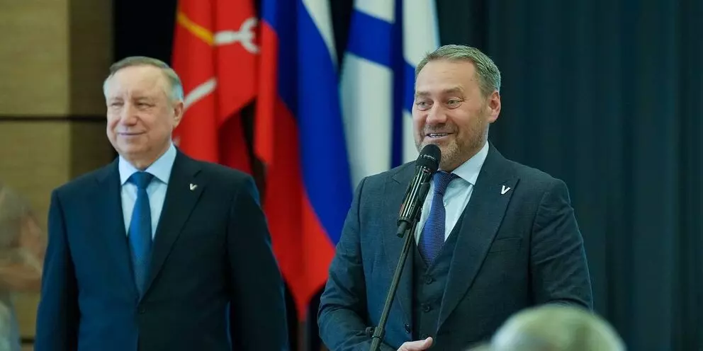 Санкт‑Петербург – поздравляет с окончанием школы