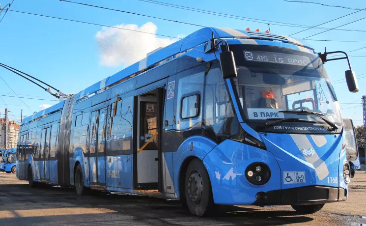 Метро и наземный транспорт будут работать всю ночь в «Алые паруса»