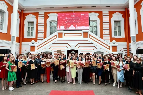 Лучших выпускников приняли в Петропавловской крепости