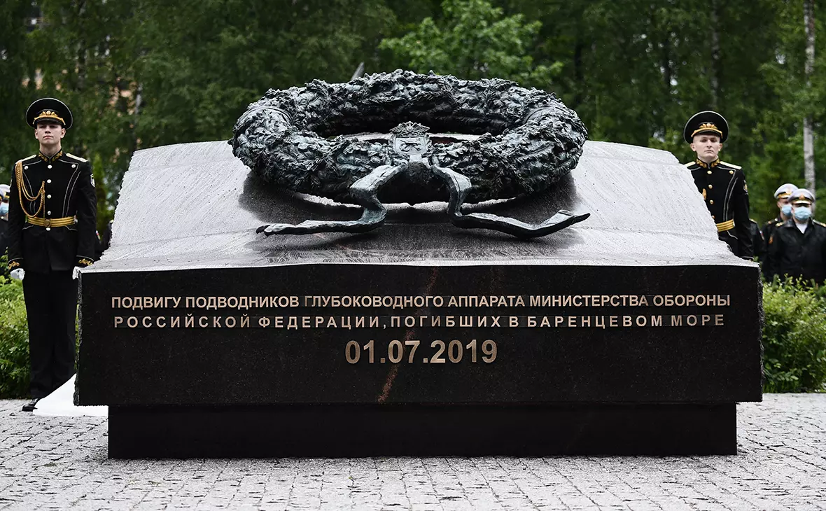 На Серафимовском мемориальном кладбище почтили память подводников
