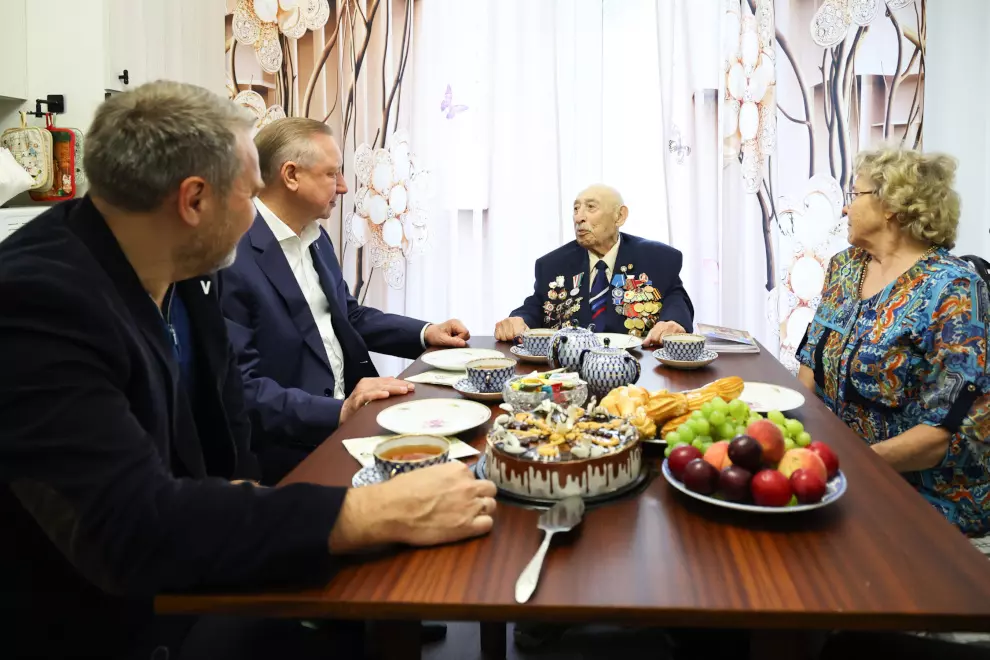 Правительство города поздравили Почётного гражданина Петербурга, ветерана ВОВ с юбилеем