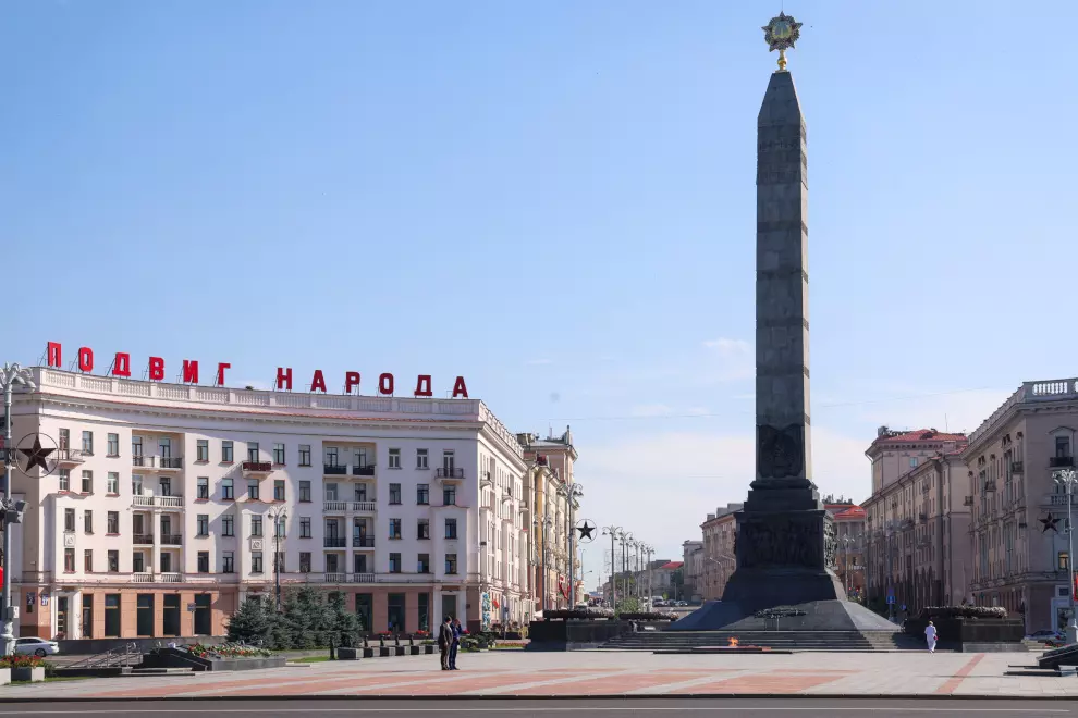 Александр Беглов и члены петербургской делегации возложили венки к Монументу Победы