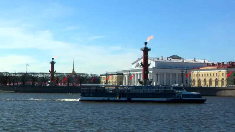 Праздничное тематическое оформление в цветах флага России получат Дворцовый, Троицкий мосты, а также мост Бетанкура