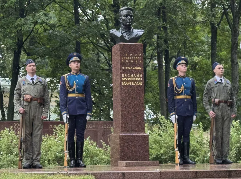В сквере имени Василия Маргелова состоялось возложение цветов к его памятнику