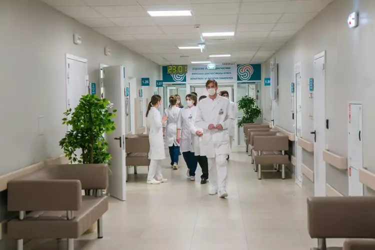 Размер премий  лучшим врачам и медработникам увеличили 