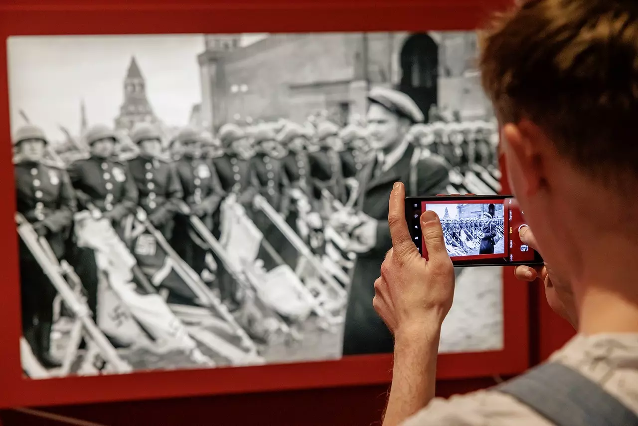 В городе открывается фотовыставка «Дорогами войны и мира Евгения Халдея»