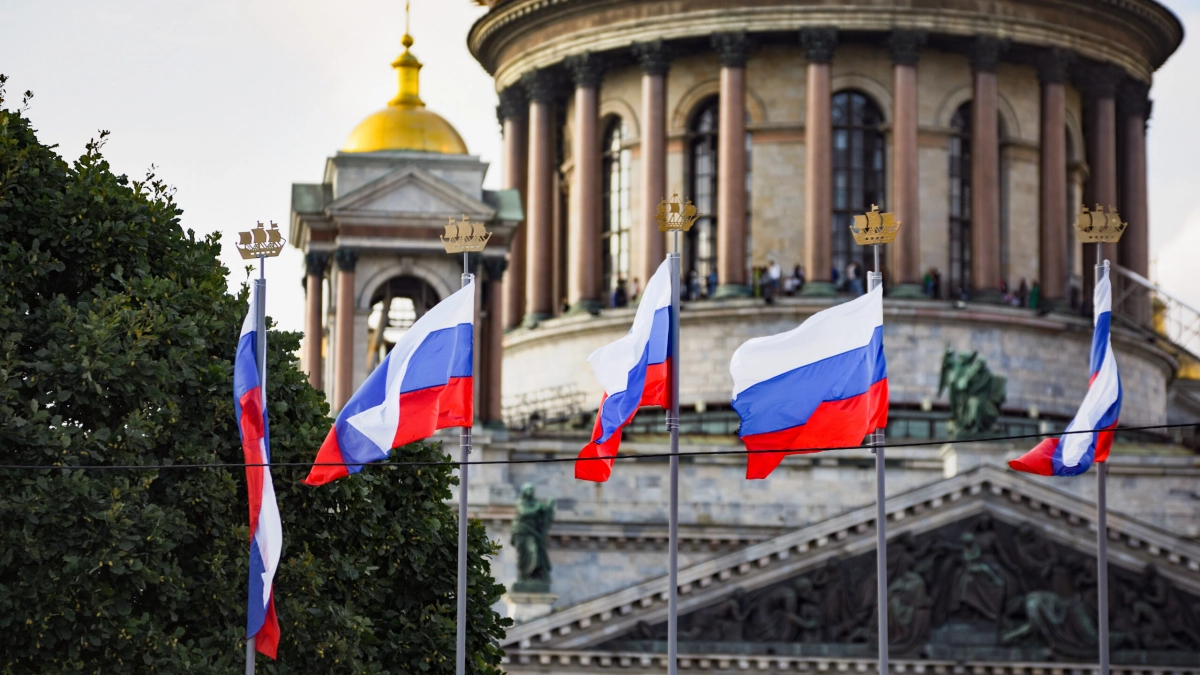 Петербург вместе со всей страной отмечает День Государственного флага РФ