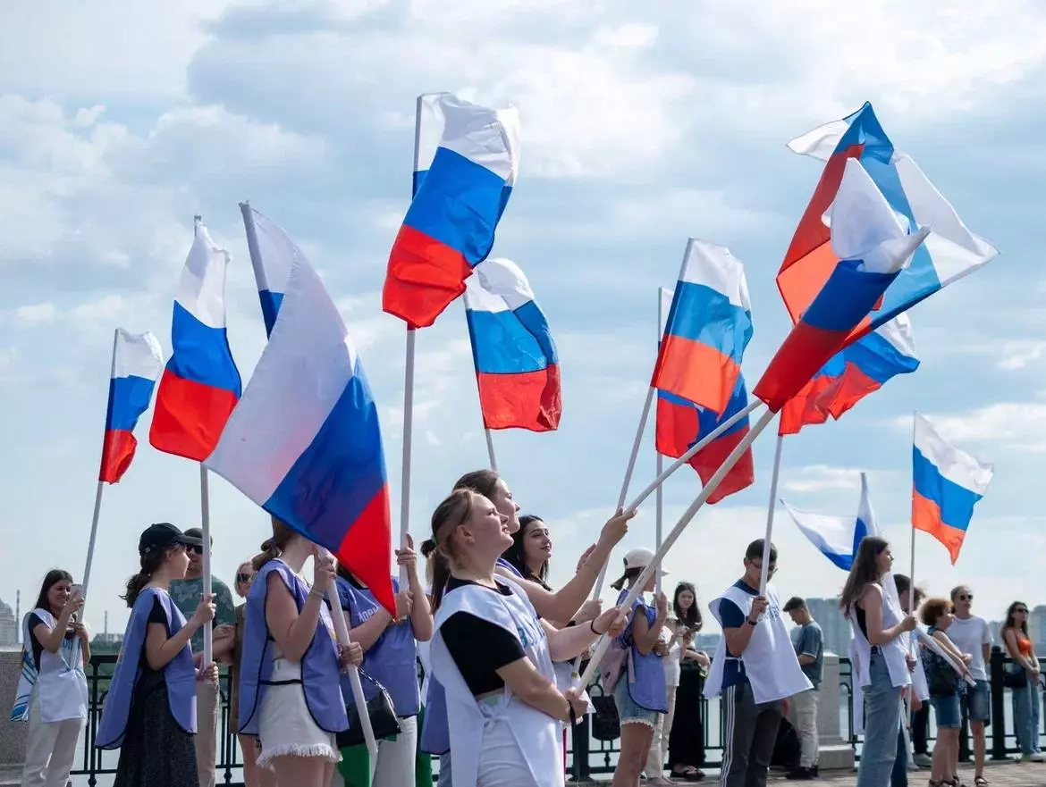 В парке 300-летия Санкт-Петербурга подняли самый большой триколор в России