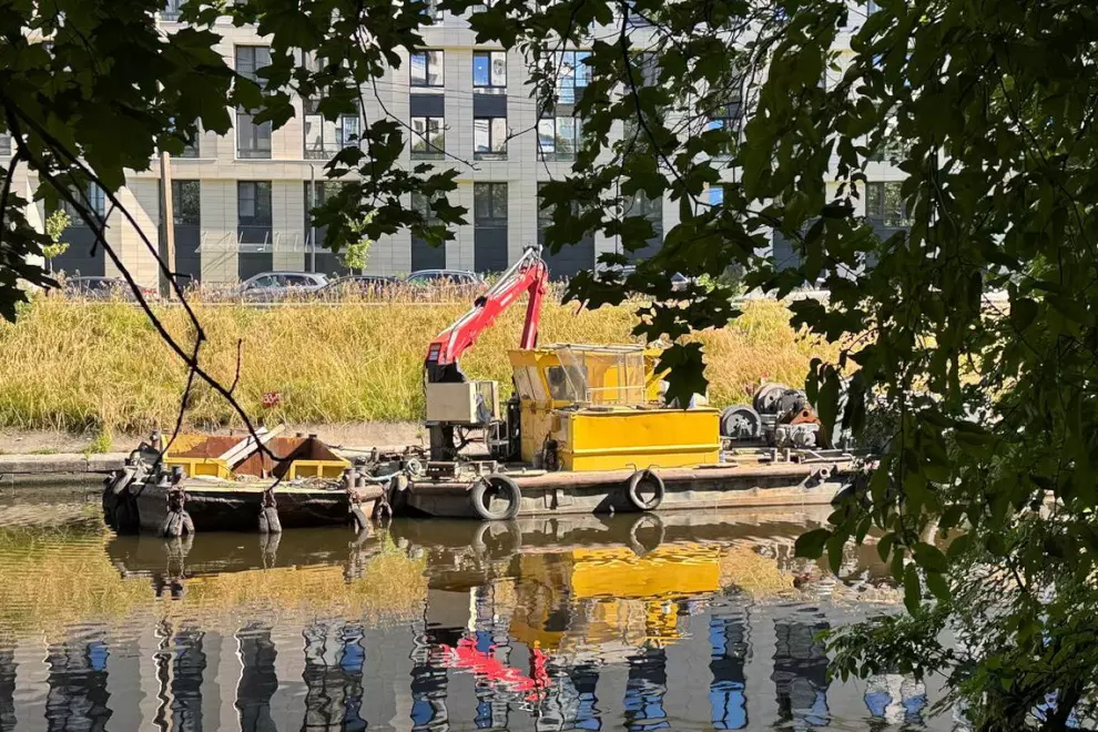 В городе начали очистку русла Черной речки
