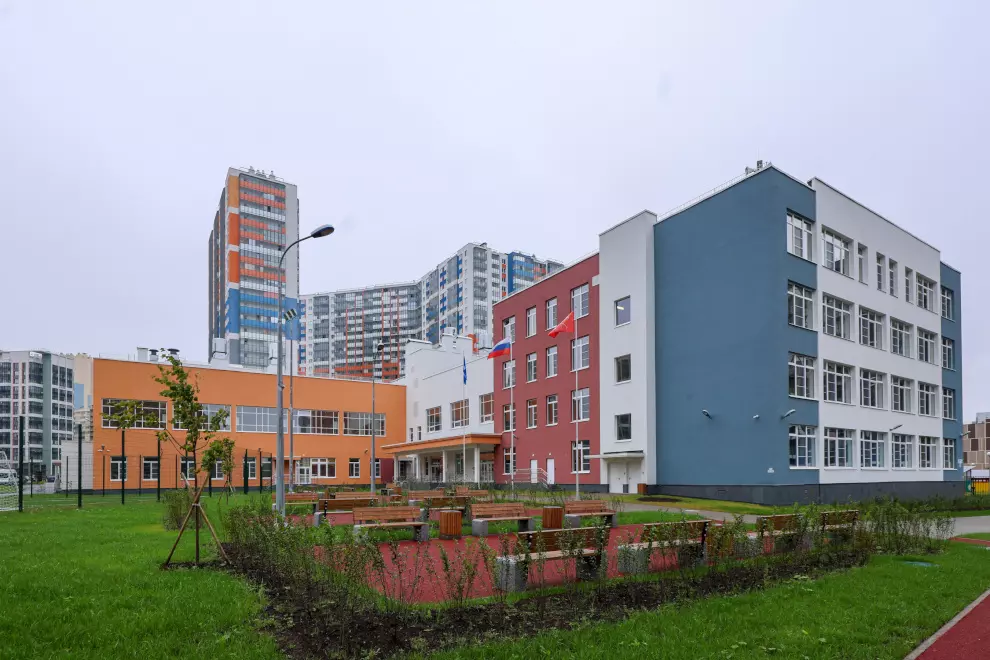Город продолжает получать школы и детские сады по «петербургскому стандарту»