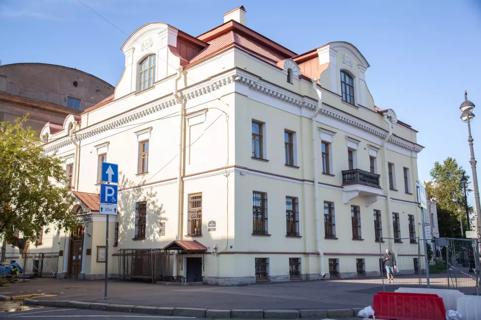 Тепло и горячее водоснабжение начнут поступать по новым трубам в ансамбль из четырех зданий