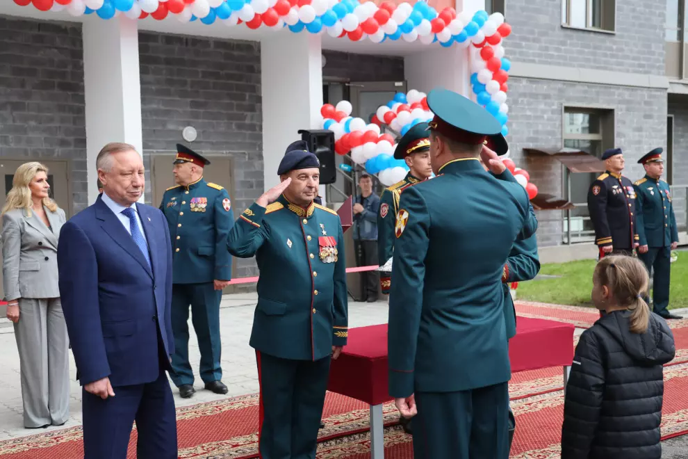 Прошла церемония передачи военнослужащим Росгвардии ключей от квартир в новом жилом доме