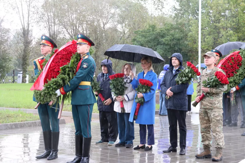 В День Ленинградского народного ополчения горожане возлагают цветы и венки к монументам в честь героев-ополченцев