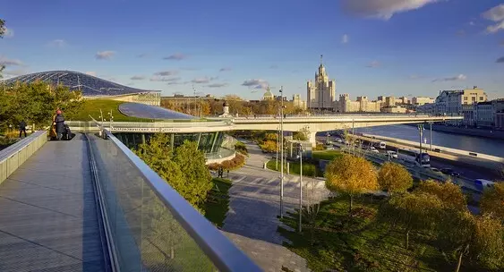 На путепроводе трамвайной линии «Купчино – Шушары – Славянка»  установлены все опоры контактной сети