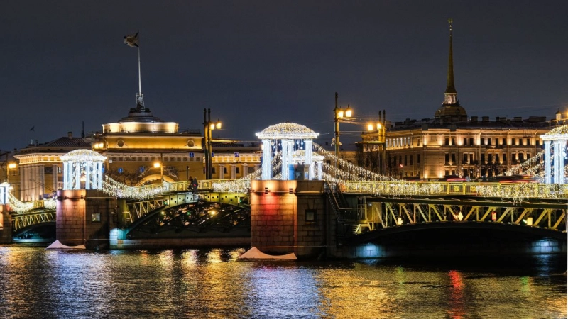 Дворцовый и Троицкий мосты украшены теплым золотистым светом