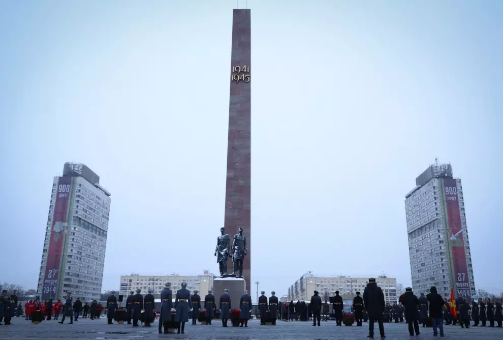 Александр Беглов возложил цветы к Монументу героическим защитникам Ленинграда и к скульптурной группе «Блокада» 