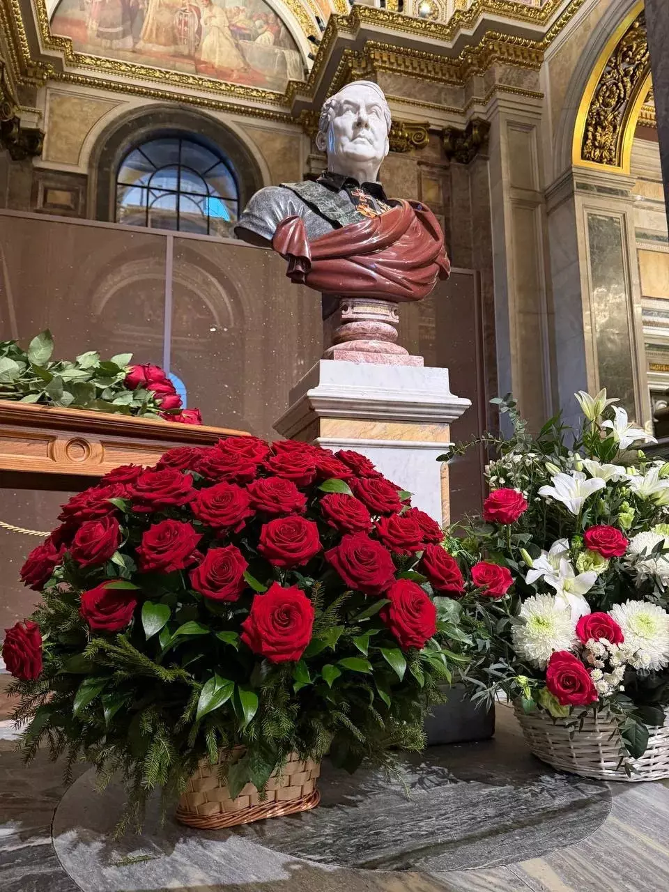 Цветы от благодарных горожан были возложены к подножью бюста Огюста Монферрана