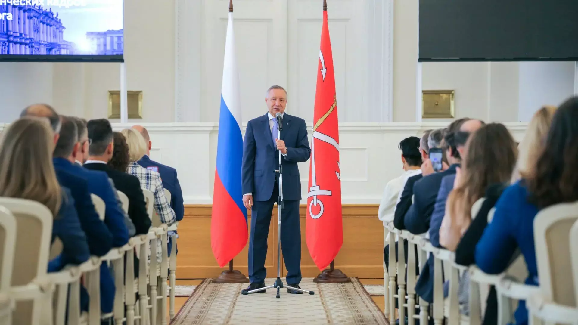 Александр Беглов вручил диплом выпускникам программы подготовки резерва управленческих кадров 