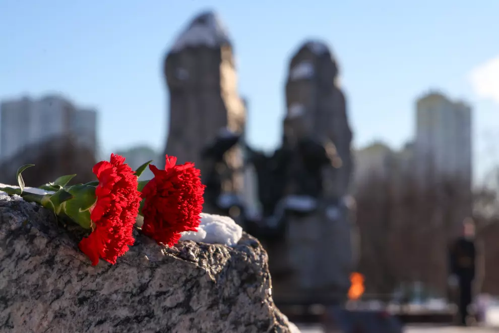 Губернатор возложил цветы к  памятнику воинам-интернационалистам