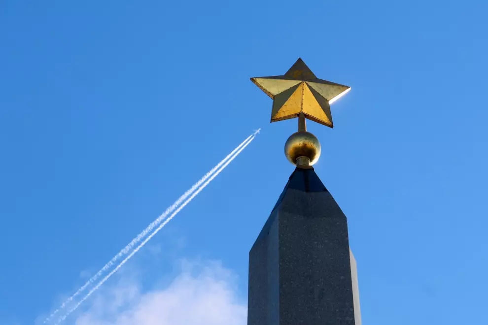 К подножию обелиска «Городу-Герою Ленинграду»  по традиции легли цветы