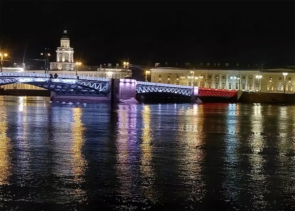 Петербургские мосты  окрасятся в краповый и белый цвета