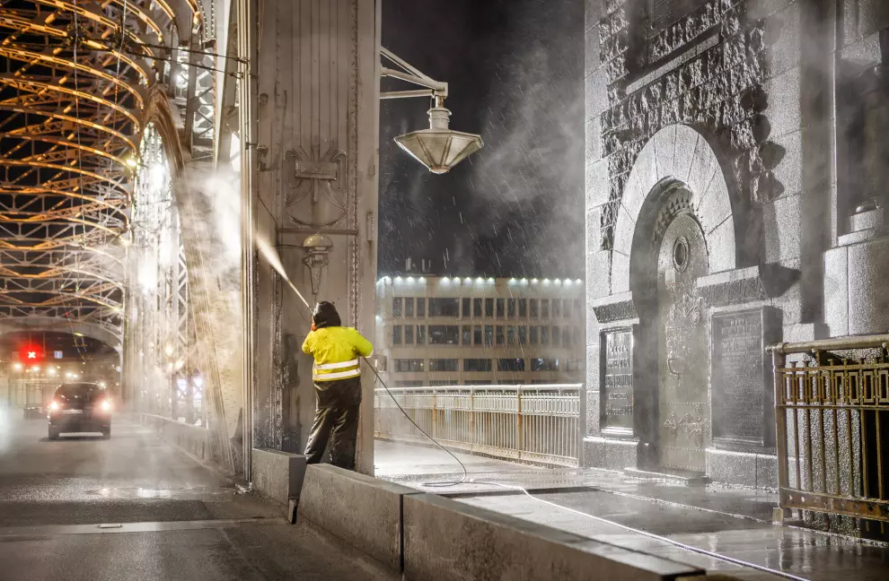 Город досрочно начал весеннюю очистку мостов и набережных