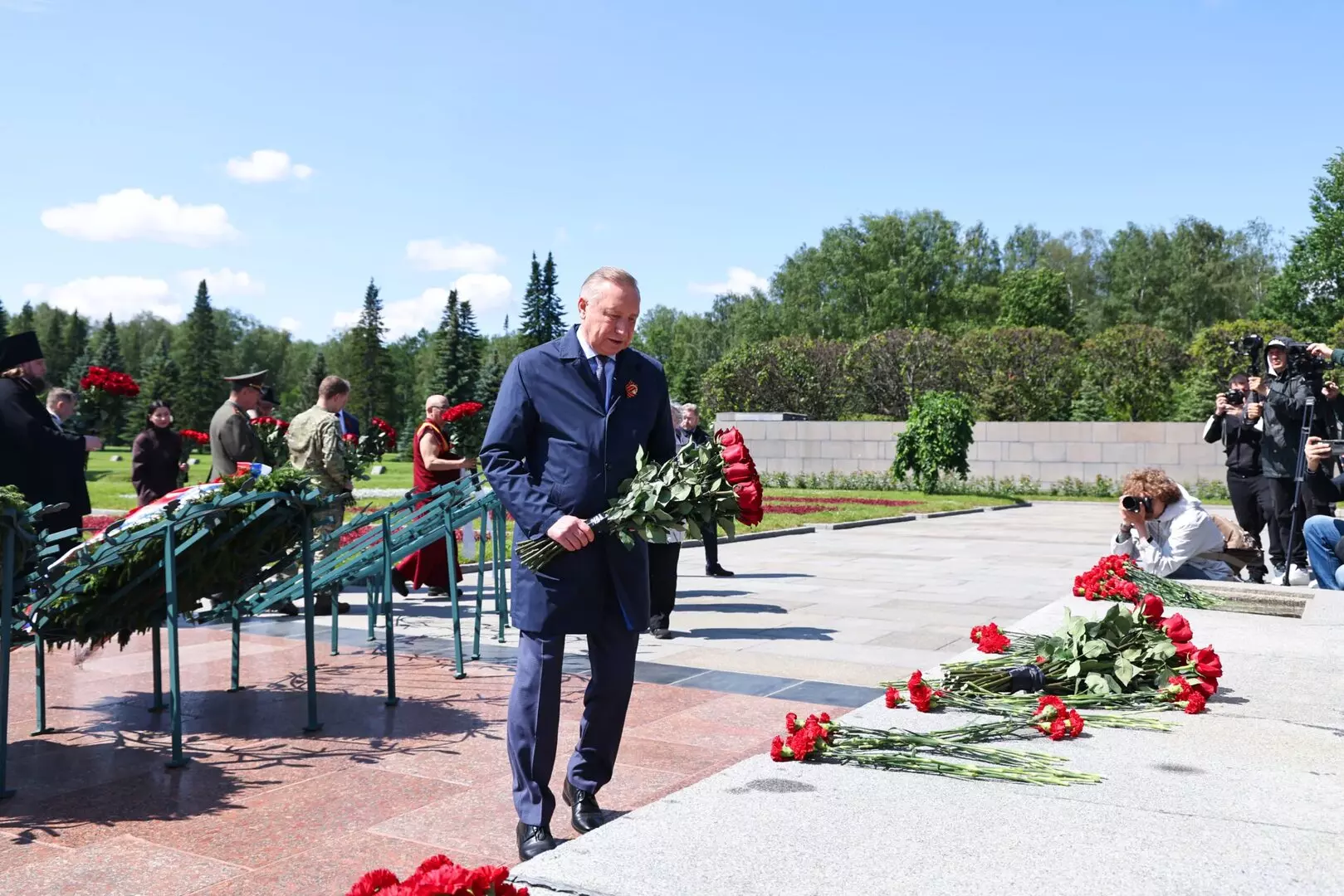 Губернатор почтил память воинов Красной Армии и жителей блокадного Ленинграда