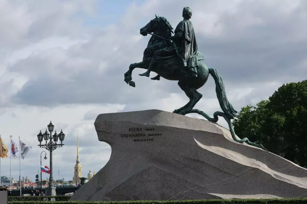 На Сенатской площади прошла церемония возложения цветов к памятнику Петру I
