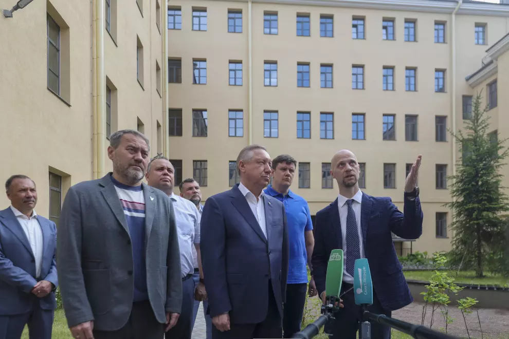 Губернатор вручили документы на новые квартиры  петербургским семьям