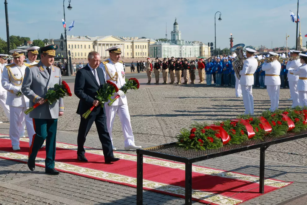 Празднование Дня Военно-Морского Флота началось с церемонии возложения цветов
