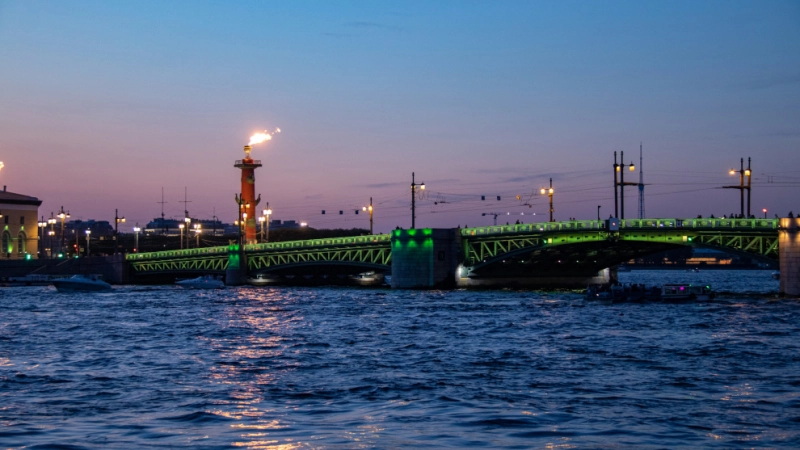 Троицкий мосты и мост Бетанкура будут украшены подсветкой в цветах ленты Ленинградской Победы