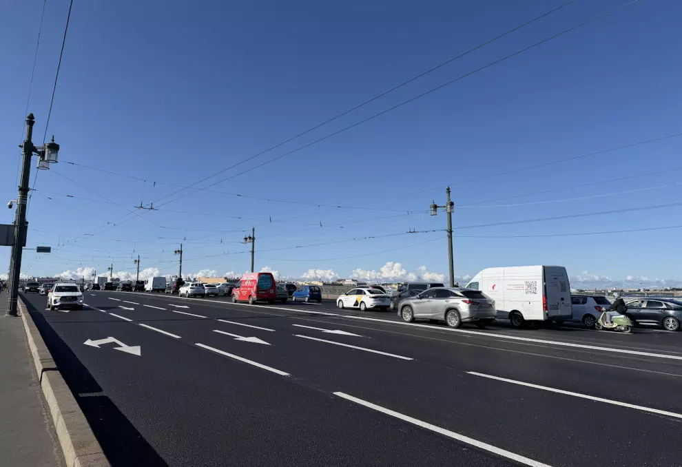 Литейный мост  предстал в новой дорожной «одежде»