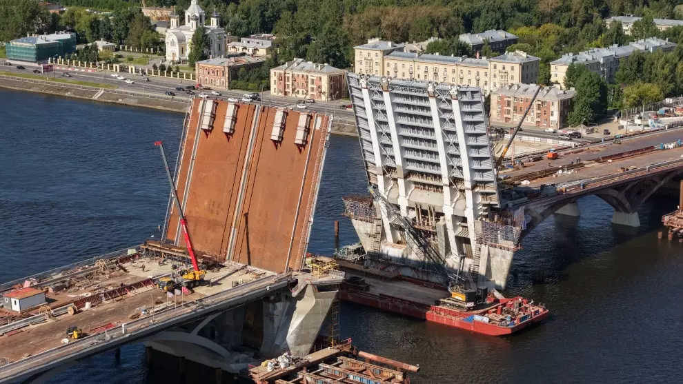 На Большом Смоленском мосту продолжаются пуско-наладочные работы