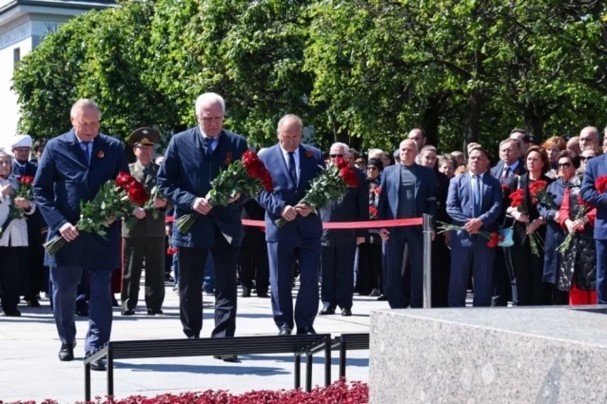 На Пискарёвском кладбище прошла торжественно-траурная церемония