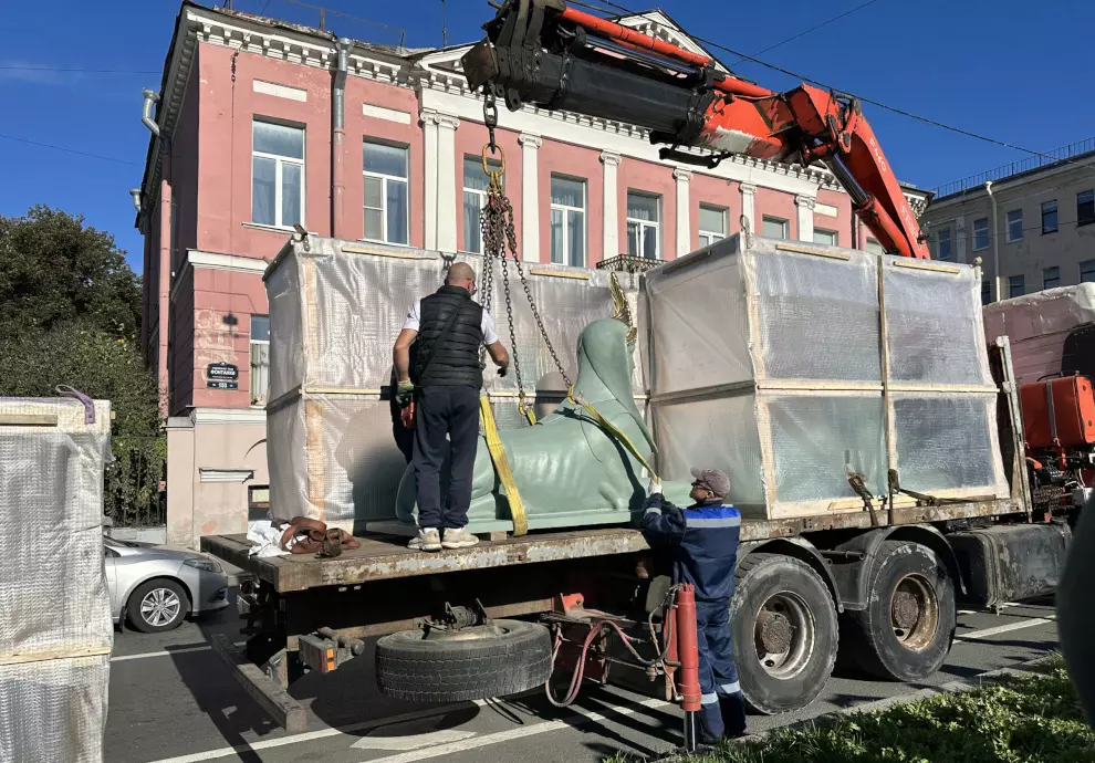 На Египетском мосту через Фонтанку появились четыре скульптуры сфинксов