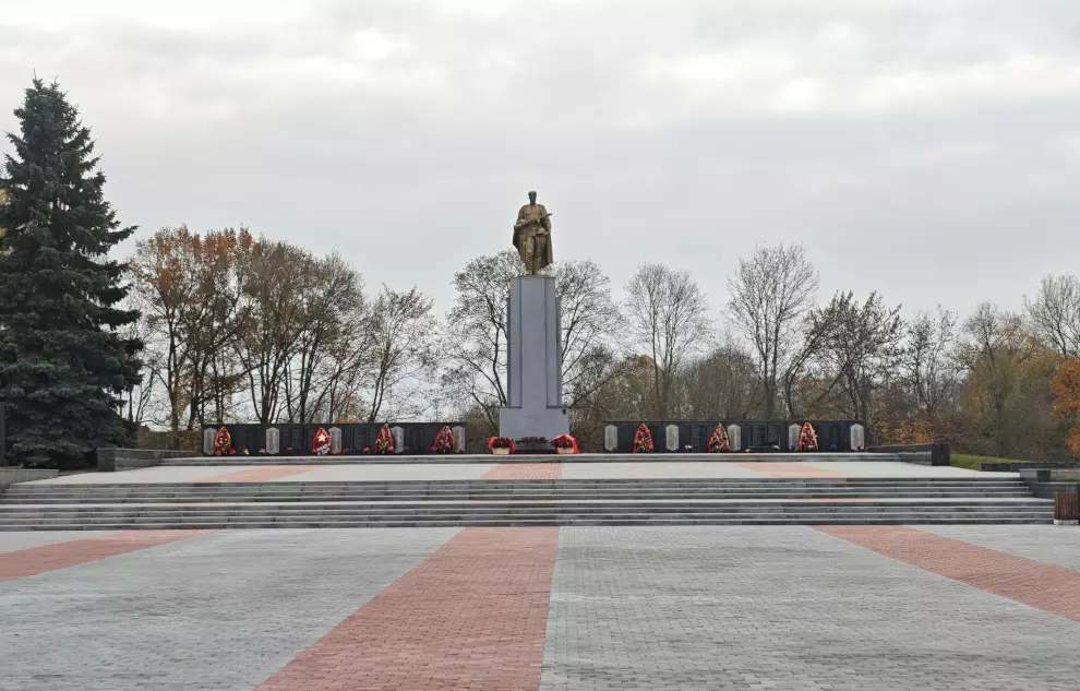 Александр Беглов возложил венки к памятнику Воину-освободителю